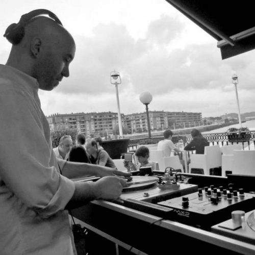 Disc Jockey pinchando música en un evento en el Hotel Puente Colgante de Portugalete.