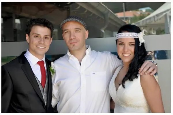 Sergio Calderón de la empresa Nuevetreinta con una pareja durante la celebración de su boda.