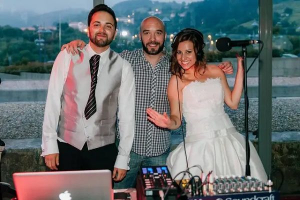 DJ con los novios en una boda en el restaurante Meaztegi Golf, La Arboleda.